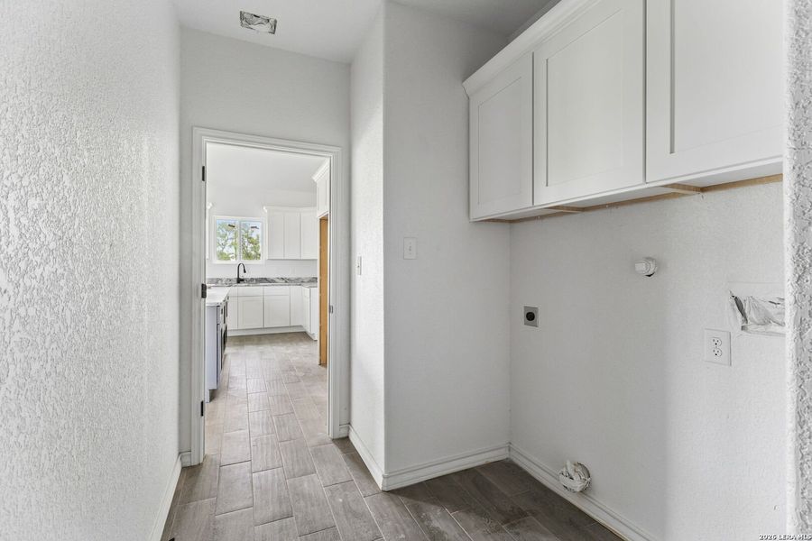 Spacious, unfurnished interior of a new home in , Natalia (Image 13).
