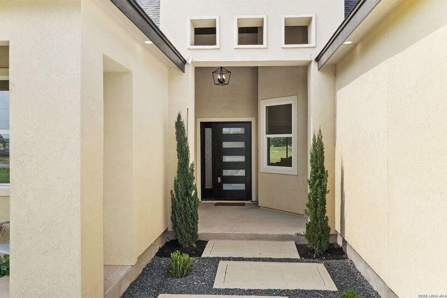 Exterior details and patio area of a home in , Atascosa (Image 34).