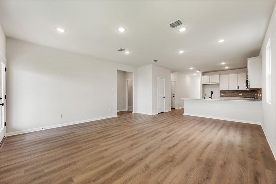 Spacious, unfurnished interior of a new home in Patterson Ranch, Georgetown (Image 30).