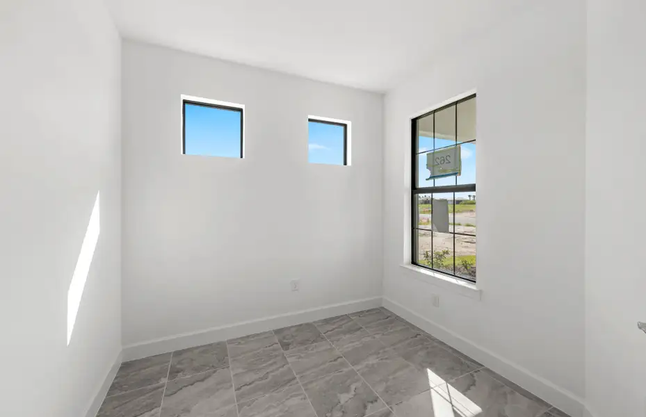 Spacious, unfurnished interior of a new home in Del Webb Catalina, Lakewood Ranch (Image 13).