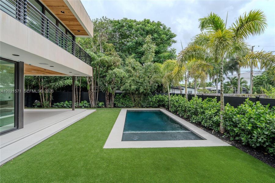 Exterior details and patio area of a home in , Fort Lauderdale (Image 33).
