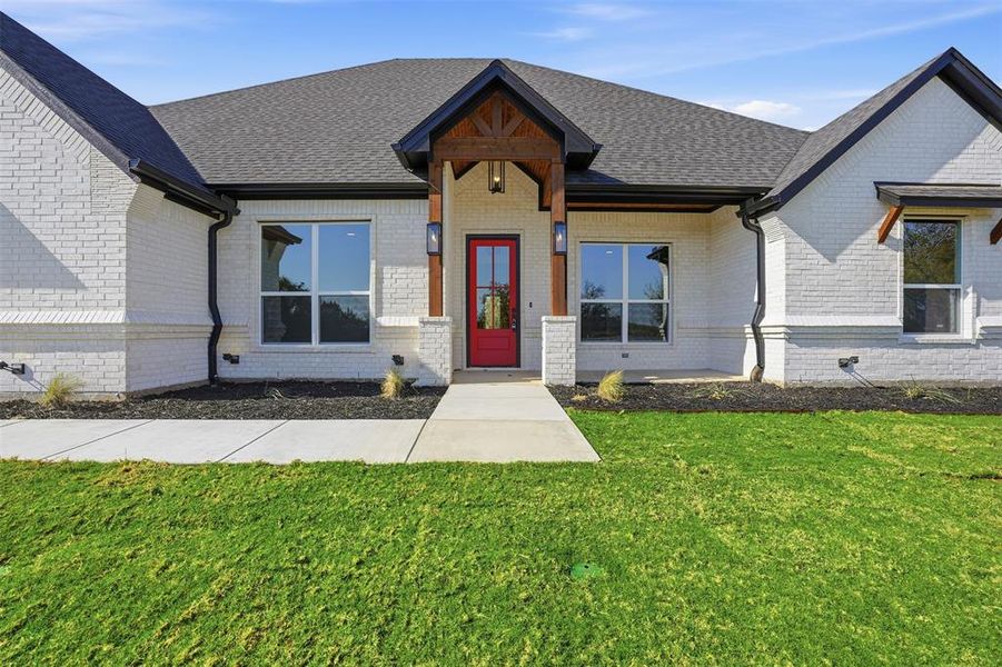 Exterior details and patio area of a home in , Granbury (Image 4).