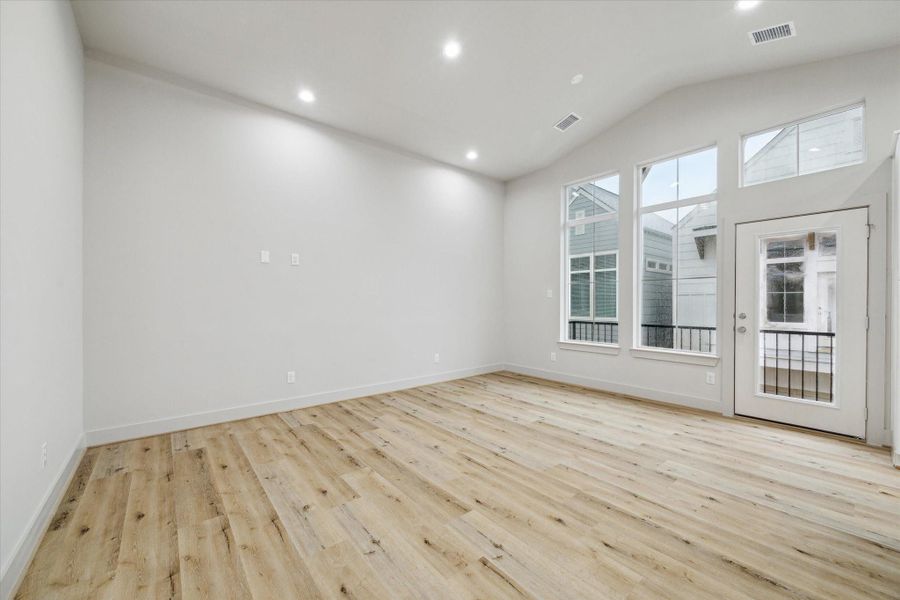 Spacious, unfurnished interior of a new home in , Houston (Image 12).