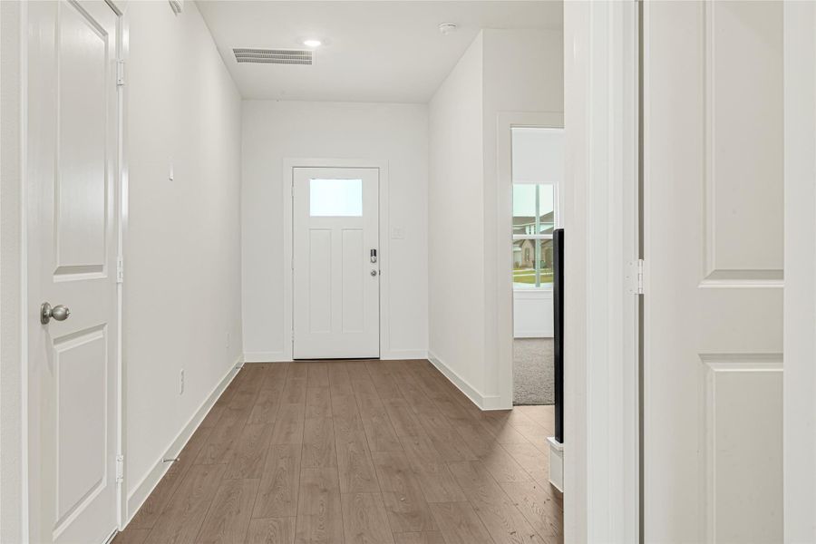 Spacious, unfurnished interior of a new home in Tamarron, Fulshear (Image 7).