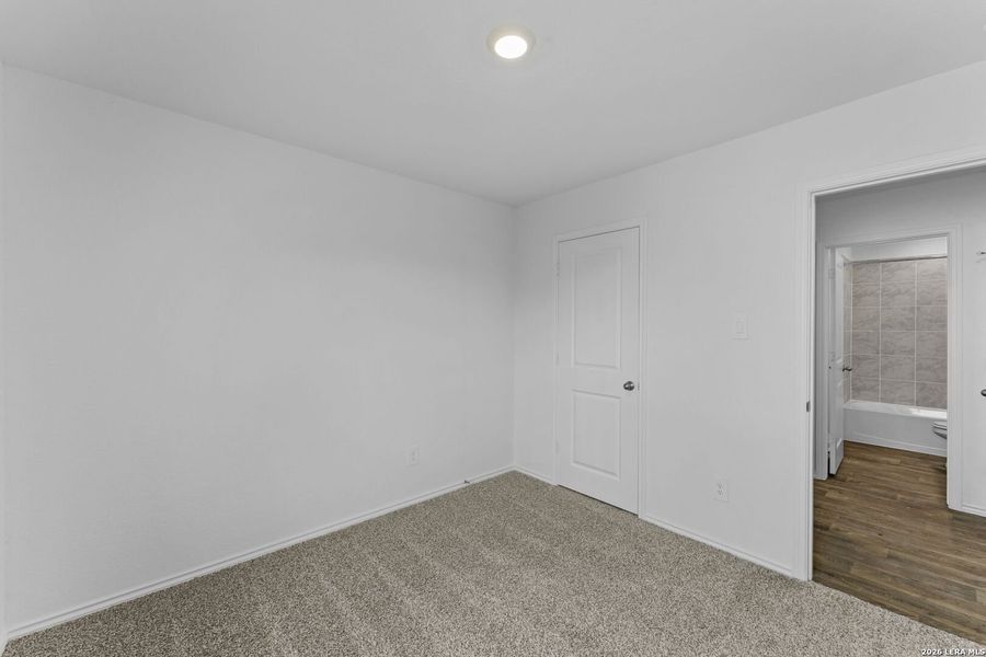 Spacious, unfurnished interior of a new home in Avenida, Converse (Image 23).