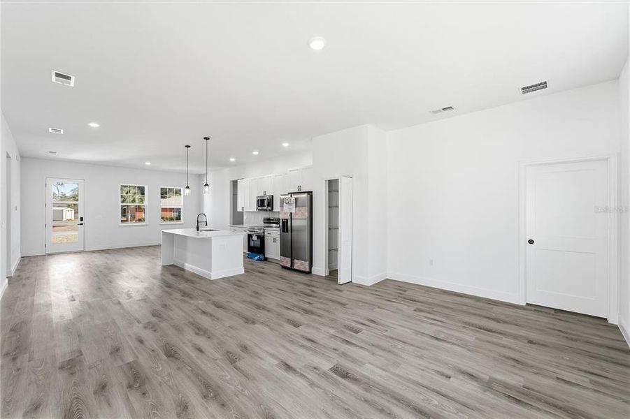 Spacious, unfurnished interior of a new home in , Ocala (Image 16).