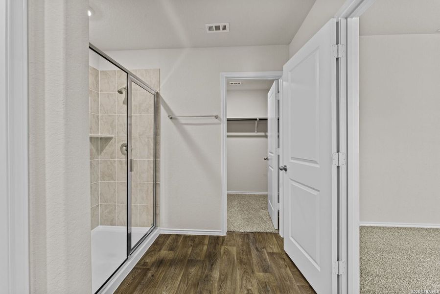 Spacious, unfurnished interior of a new home in Laurel Vistas, San Antonio (Image 15).