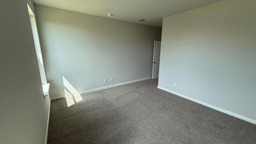 Spacious, unfurnished interior of a new home in Saratoga, Granbury (Image 10).