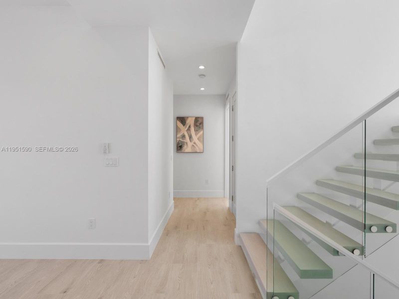 Spacious, unfurnished interior of a new home in , Marathon (Image 24).