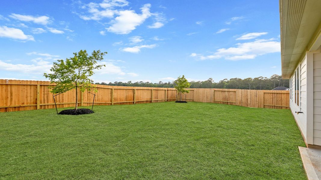Exterior details and patio area of a home in Silverthorne, Conroe (Image 16).