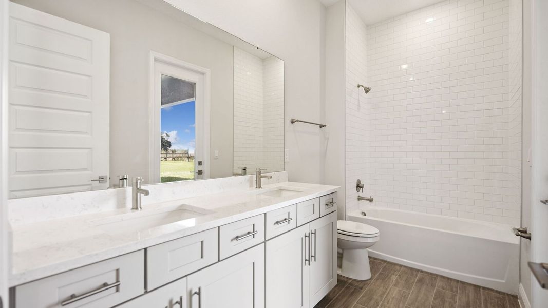 Representative furnished interior of a home built from the Everett by D.R. Horton in Buena Lago, St. Cloud (Image 9).