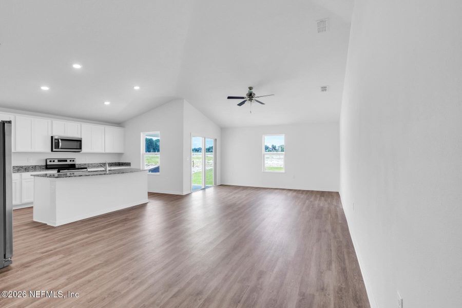 Spacious, unfurnished interior of a new home in Rolling Hills, Green Cove Springs (Image 26).