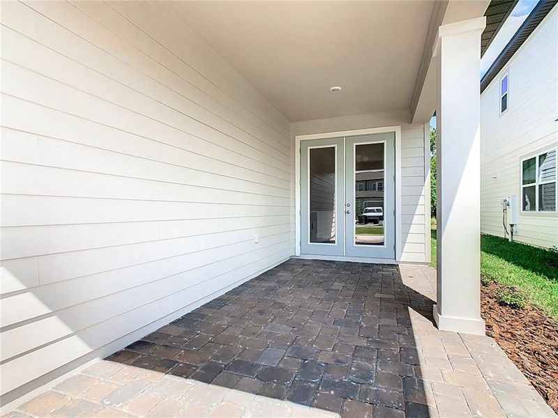 Exterior details and patio area of a home in , Winter Garden (Image 26).