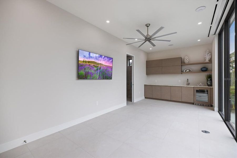 Spacious, unfurnished interior of a new home in , Longboat Key (Image 27).