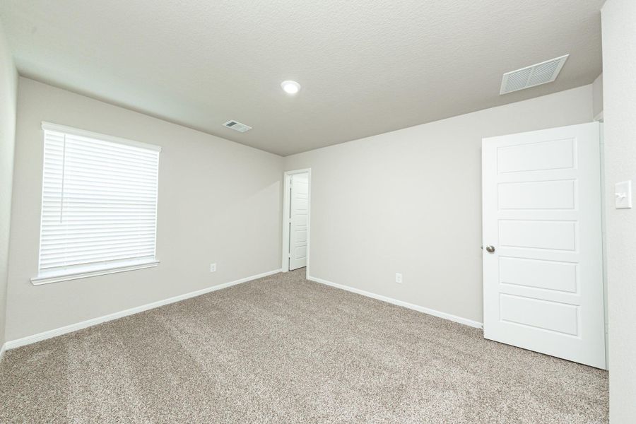 Spacious, unfurnished interior of a new home in Mackenzie Creek, Conroe (Image 10).