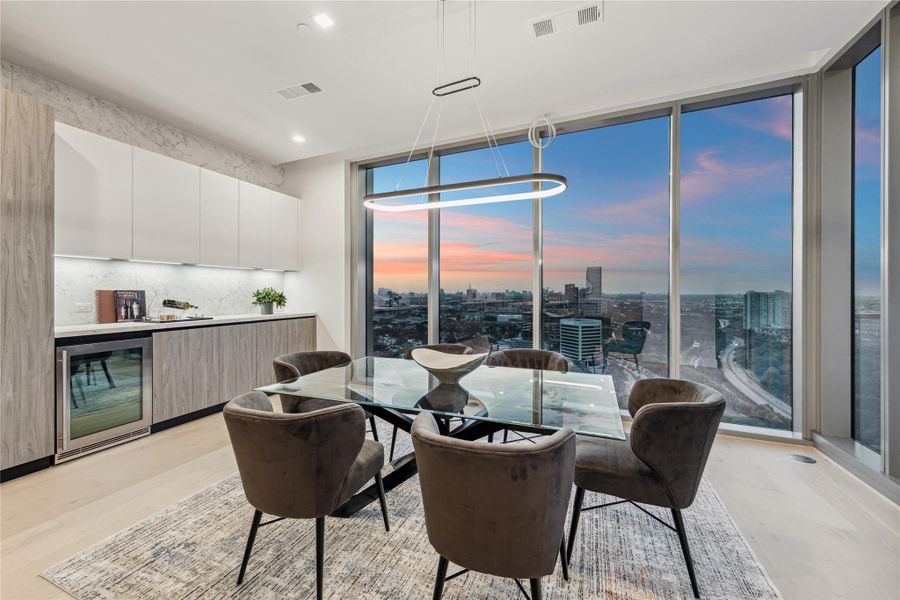 Gorgeous sunset views from the dining room. Gorgeous sunset views from the dining room.