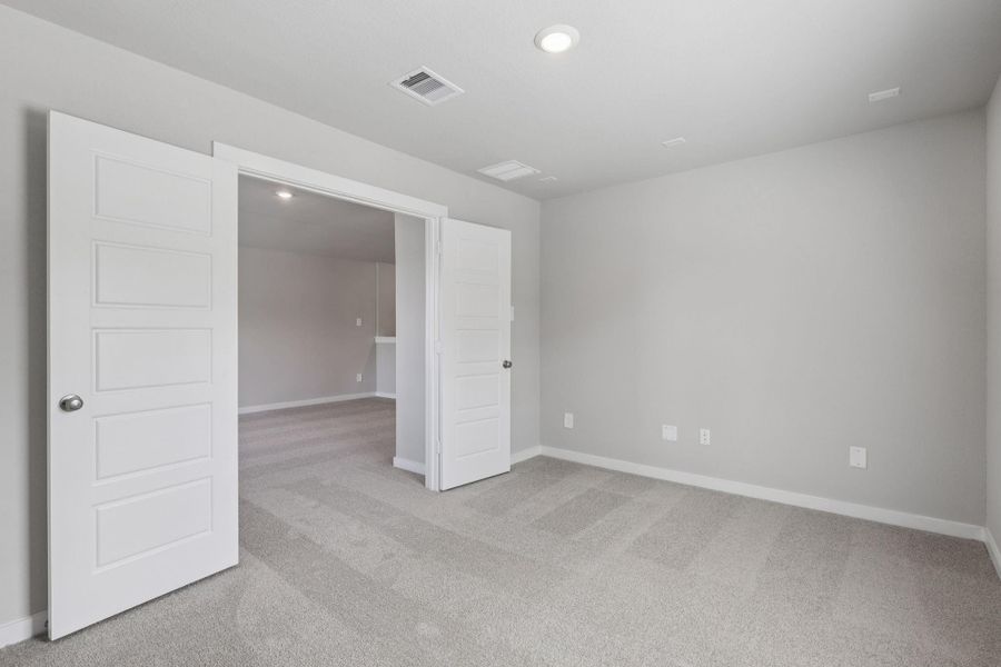 Spacious, unfurnished interior of a new home in Stewart's Ranch, Conroe (Image 21).
