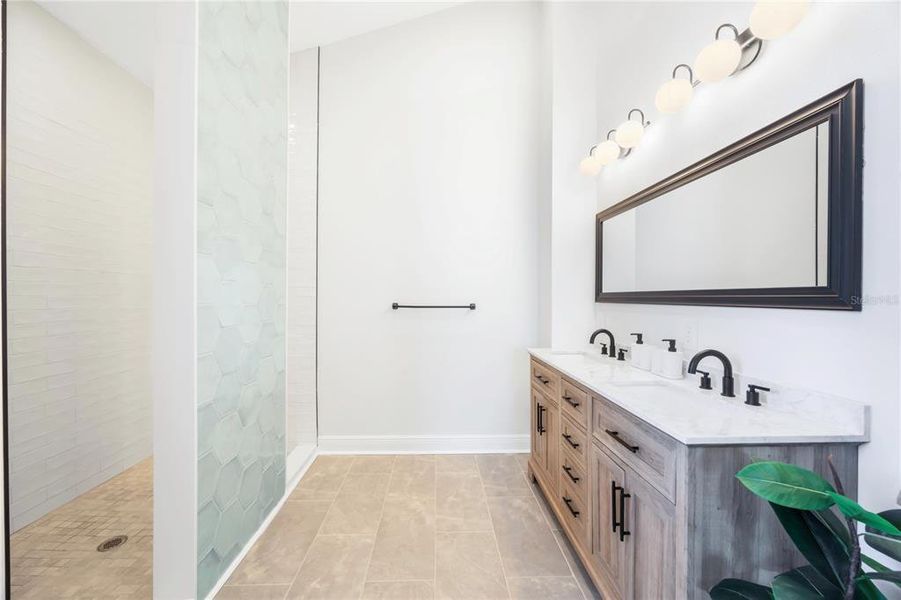 Furnished interior view inside a new home in , Tarpon Springs (Image 34).