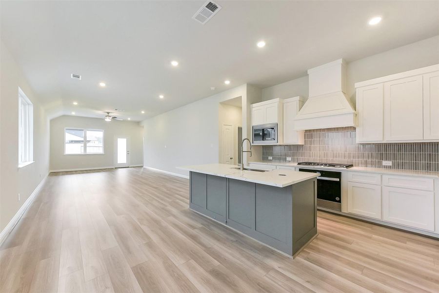 Furnished interior view inside a new home in Evergreen 40', Conroe (Image 15).