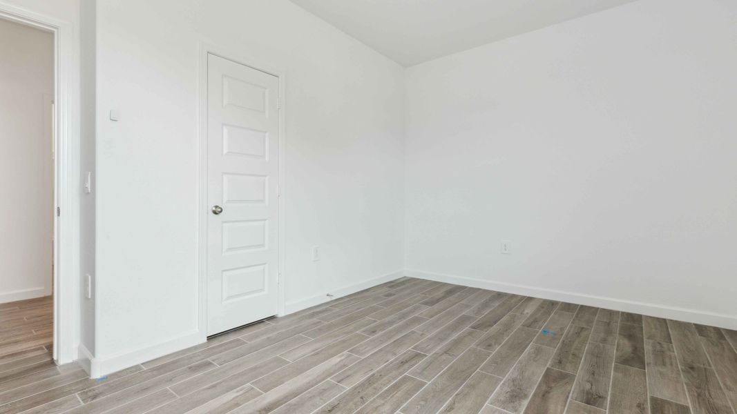 Spacious, unfurnished interior of a new home in Entrada Del Oro, Gold Canyon (Image 23).