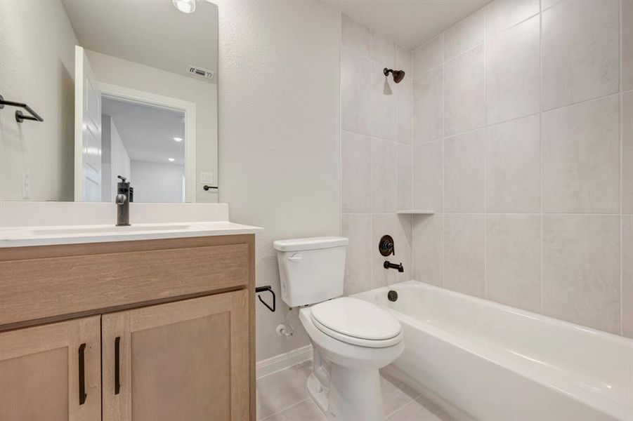 Furnished interior view inside a new home in Painted Tree Woodland West – Cottages, McKinney (Image 15).