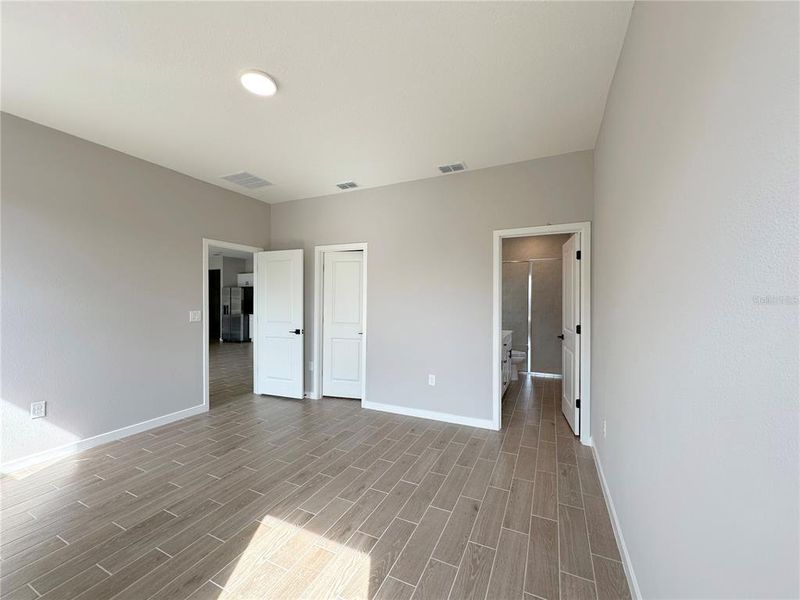 Primary Bedroom w/Walk-In Closet and En-Suite Bathroom Primary Bedroom w/Walk-In Closet and En-Suite Bathroom