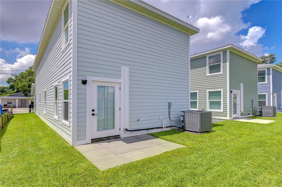 Exterior details and patio area of a home in , Bradenton (Image 16).