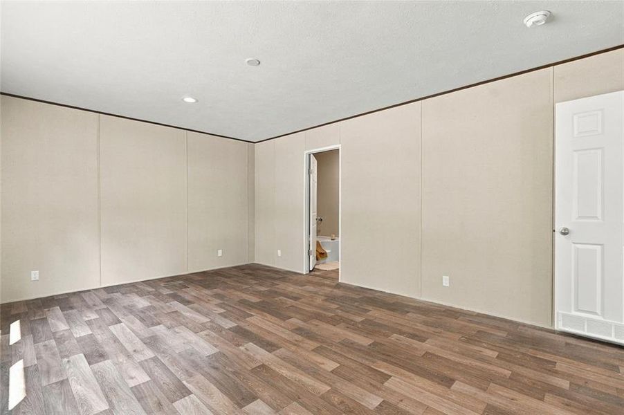 Spacious, unfurnished interior of a new home in , Jasper (Image 31).