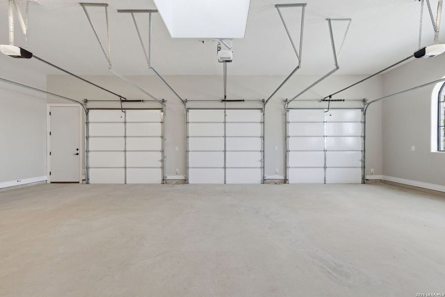 Spacious, unfurnished interior of a new home in , New Braunfels (Image 27).