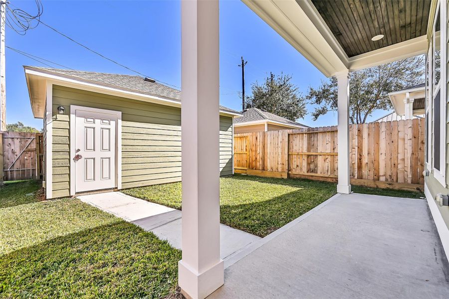 Exterior details and patio area of a home in Pearland Old Townsite, Pearland (Image 25).