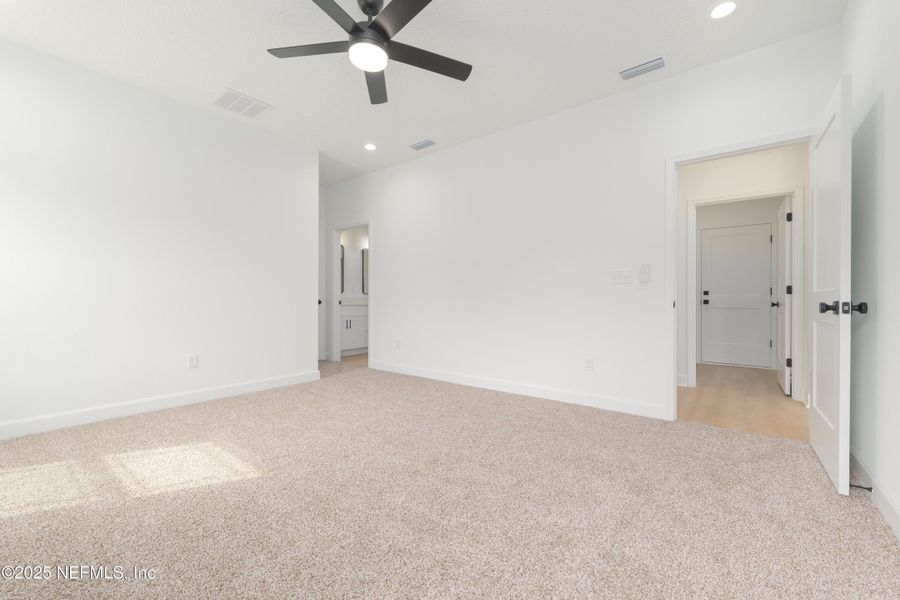 Spacious, unfurnished interior of a new home in , Middleburg (Image 23).
