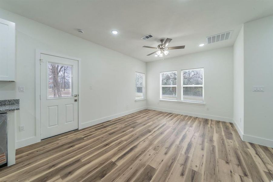 Spacious, unfurnished interior of a new home in , Log Cabin (Image 12).