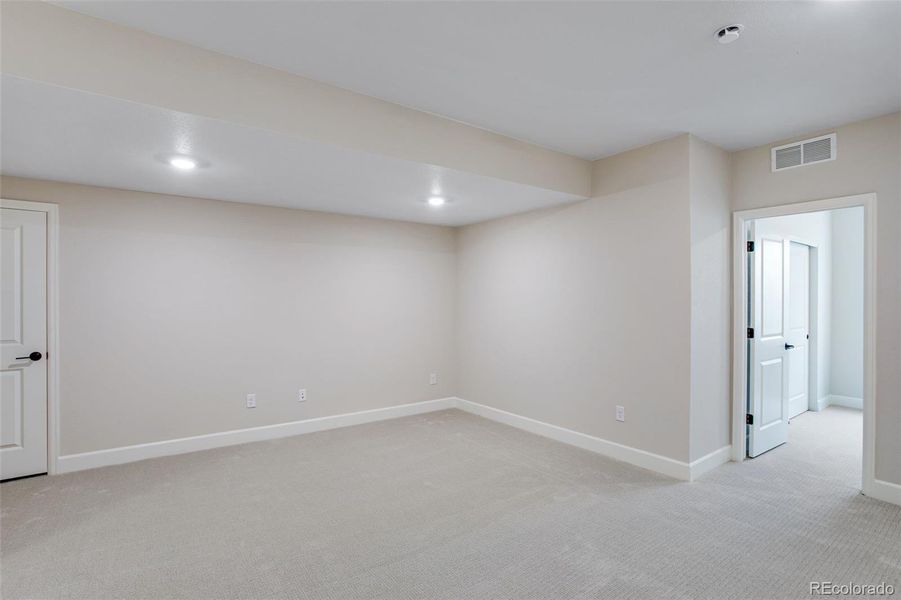 Spacious, unfurnished interior of a new home in Sugar Mill Village, Longmont (Image 17). Spacious, unfurnished interior of a new home in Sugar Mill Village, Longmont (Image 17).