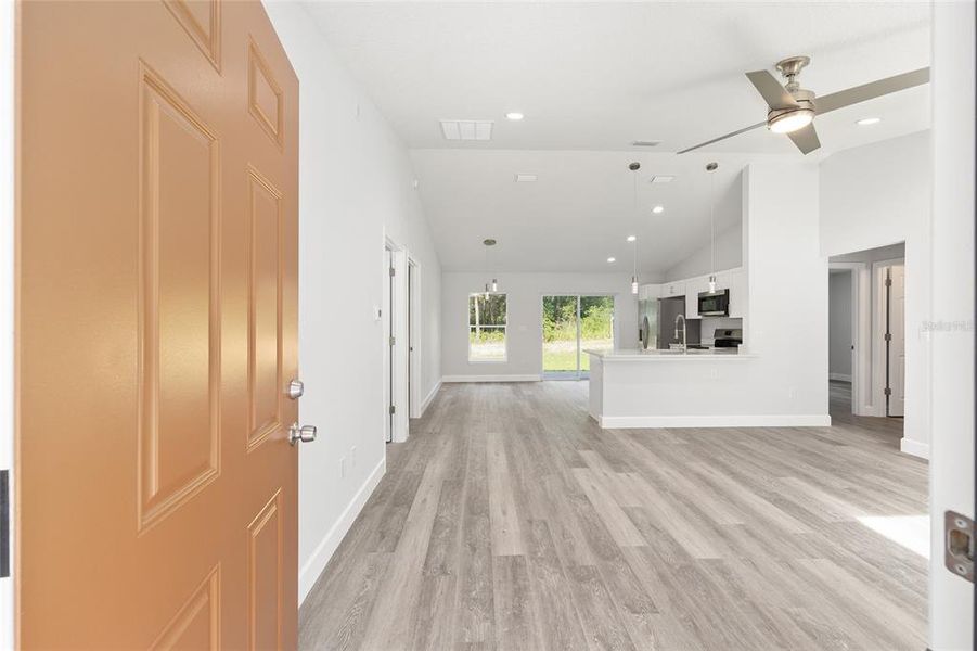 Spacious, unfurnished interior of a new home in , Ocala (Image 8).