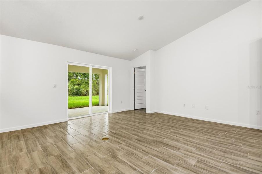 Spacious, unfurnished interior of a new home in , Kissimmee (Image 12).