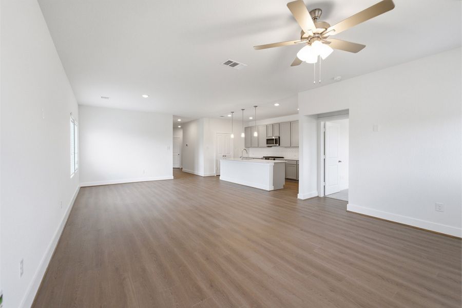 Spacious, unfurnished interior of a new home in Paramount, Kyle (Image 18).