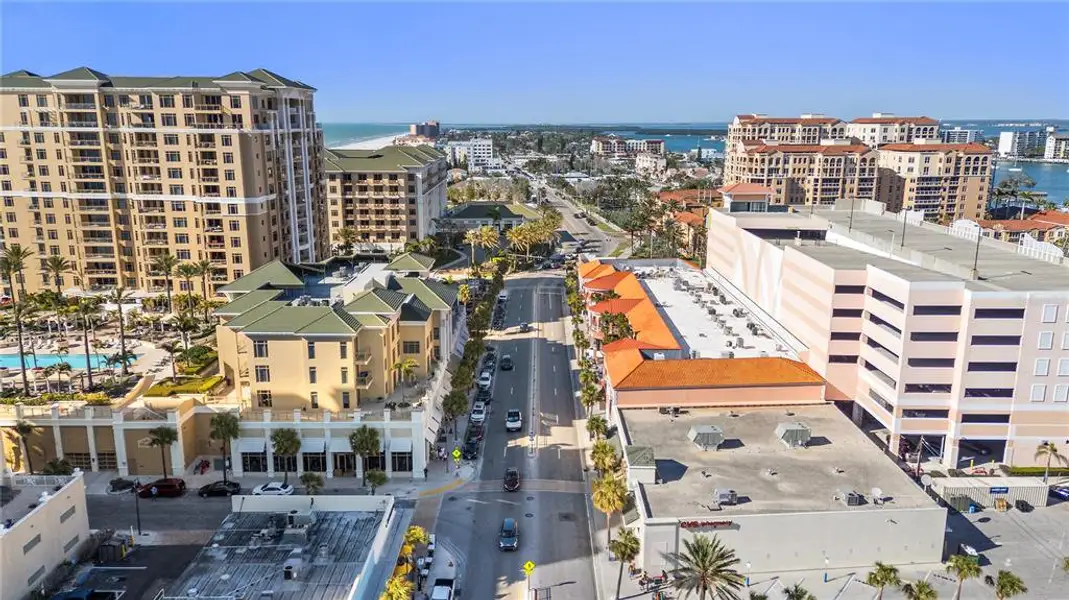 Condo located in Clearwater, FL showcasing its design and architecture (Image 28).