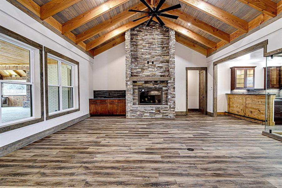 Great room Living with Fireplace, Vaulted Ceiling and Full Wet Bar Great room Living with Fireplace, Vaulted Ceiling and Full Wet Bar