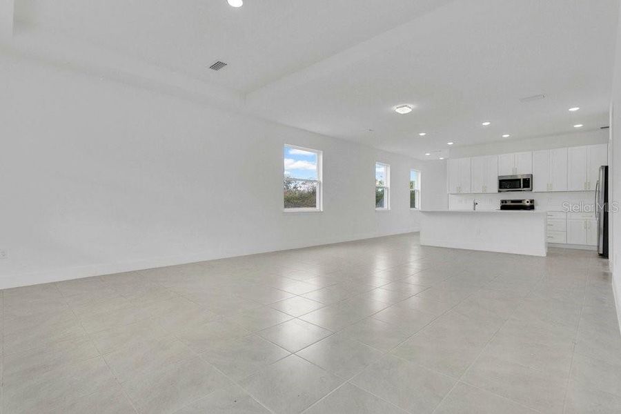 Spacious, unfurnished interior of a new home in Yucatan Gardens, Orlando (Image 15).