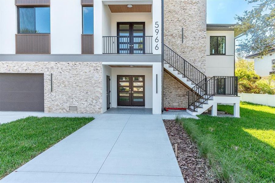 Exterior details and patio area of a home in , St. Petersburg (Image 25).