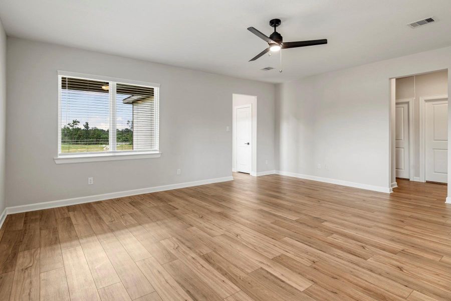 Spacious, unfurnished interior of a new home in Sweetwater Ridge, Conroe (Image 15).