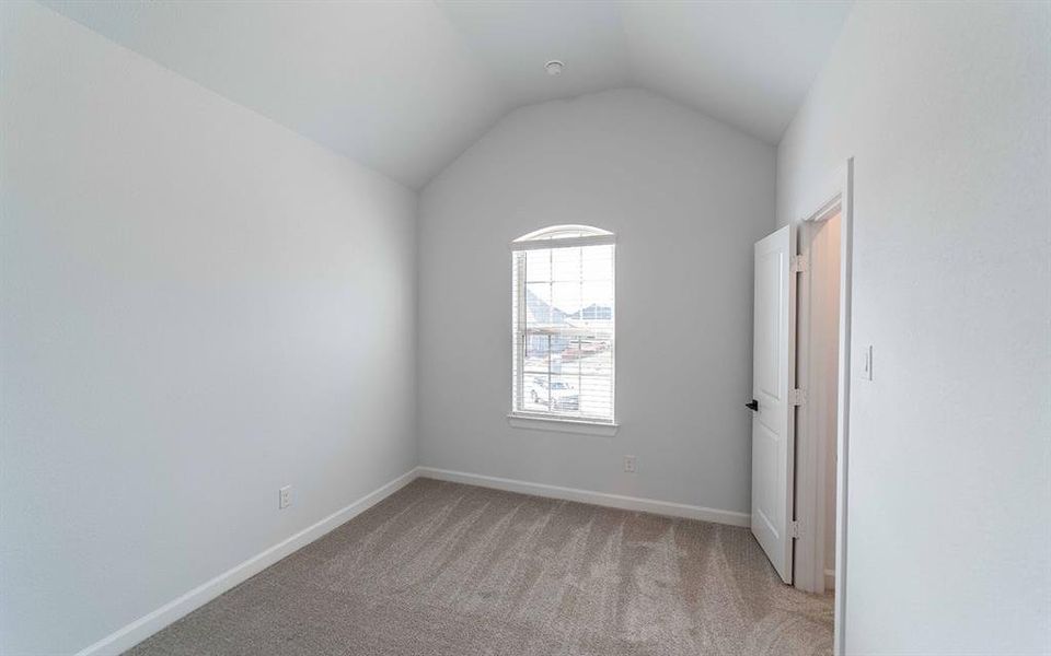 Spacious, unfurnished interior of a new home in Heath Golf & Yacht Club, Heath (Image 20).