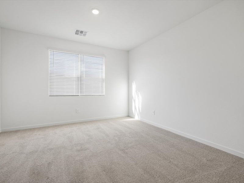 Spacious, unfurnished interior of a new home in Wildera, San Tan Valley (Image 9).