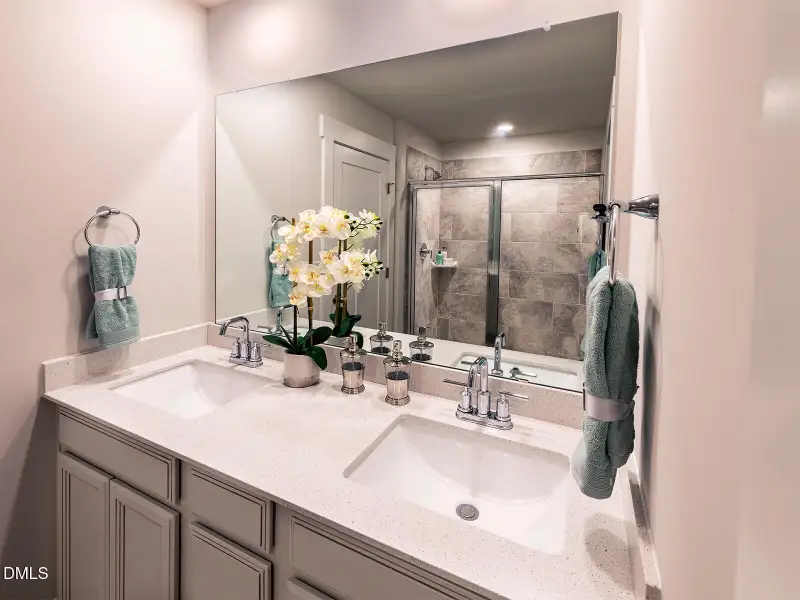 RAL_OakwoodTownes_Jade_PrimaryBath_TempM RAL_OakwoodTownes_Jade_PrimaryBath_TempM