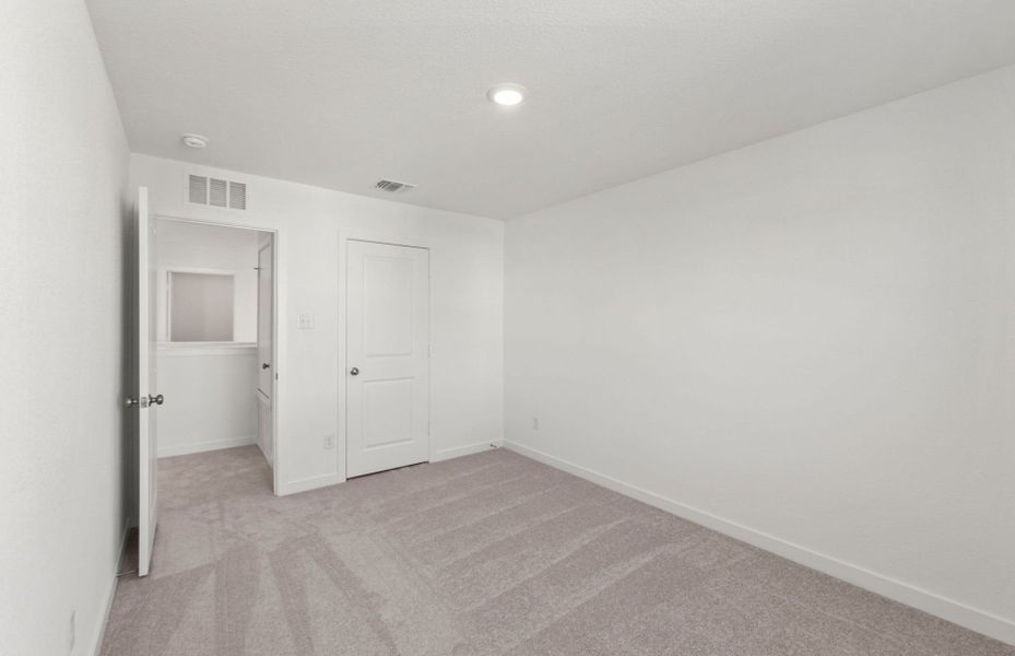 Spacious, unfurnished interior of a new home in Sunfield, Buda (Image 30).