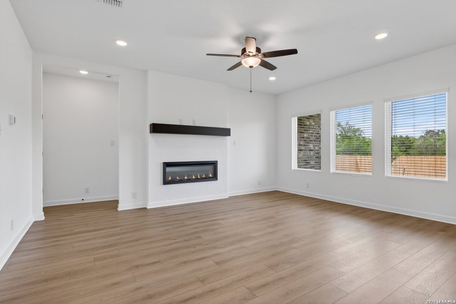 Spacious, unfurnished interior of a new home in Nopal Valley, San Antonio (Image 13).