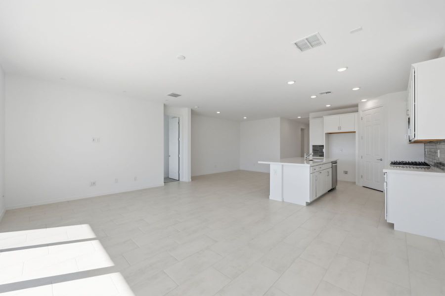 Spacious, unfurnished interior of a new home in Empire Pointe, Queen Creek (Image 10).