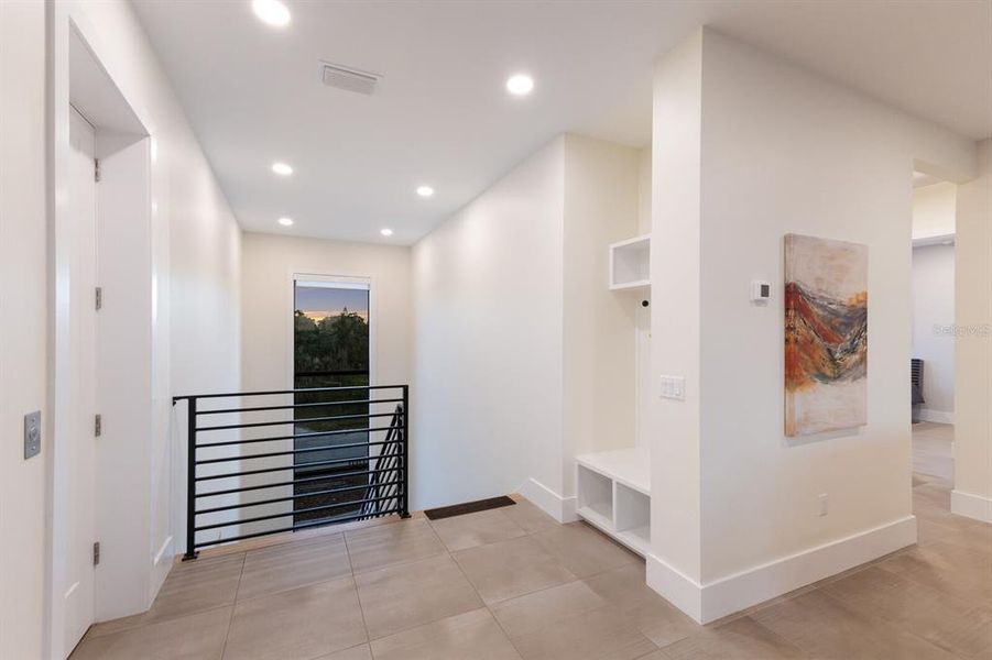 Spacious, unfurnished interior of a new home in , Longboat Key (Image 21).