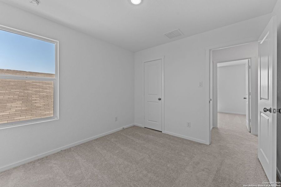 Spacious, unfurnished interior of a new home in Lodi Grove, Floresville (Image 13).