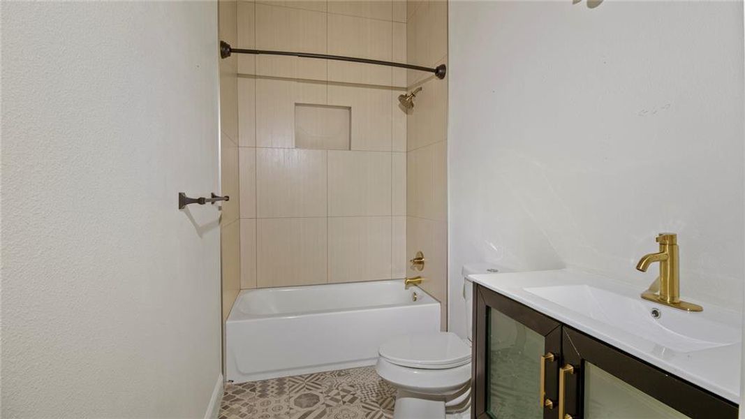 Furnished interior view inside a new home in , Dallas (Image 8).